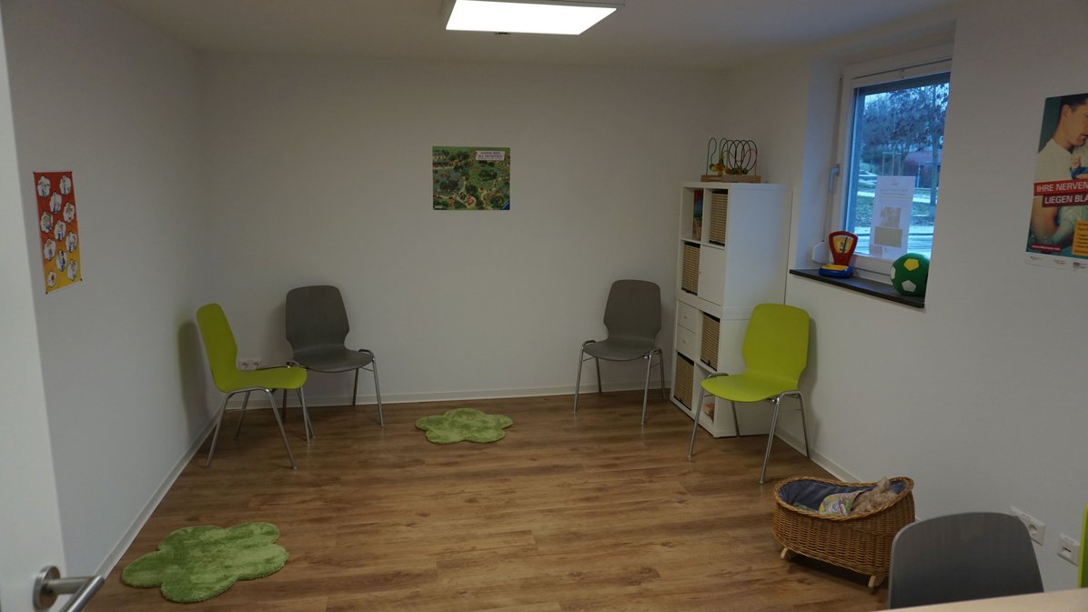 Blick in den Gruppenraum des Familienbüros