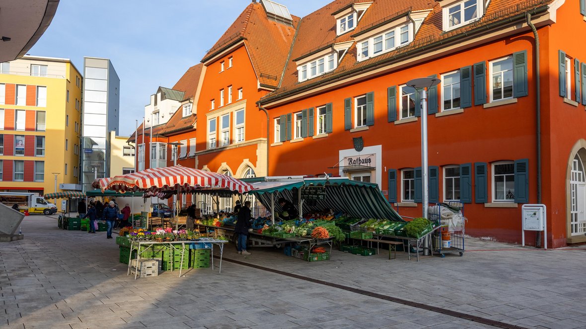 Wochenmarkt vor dem Rathaus