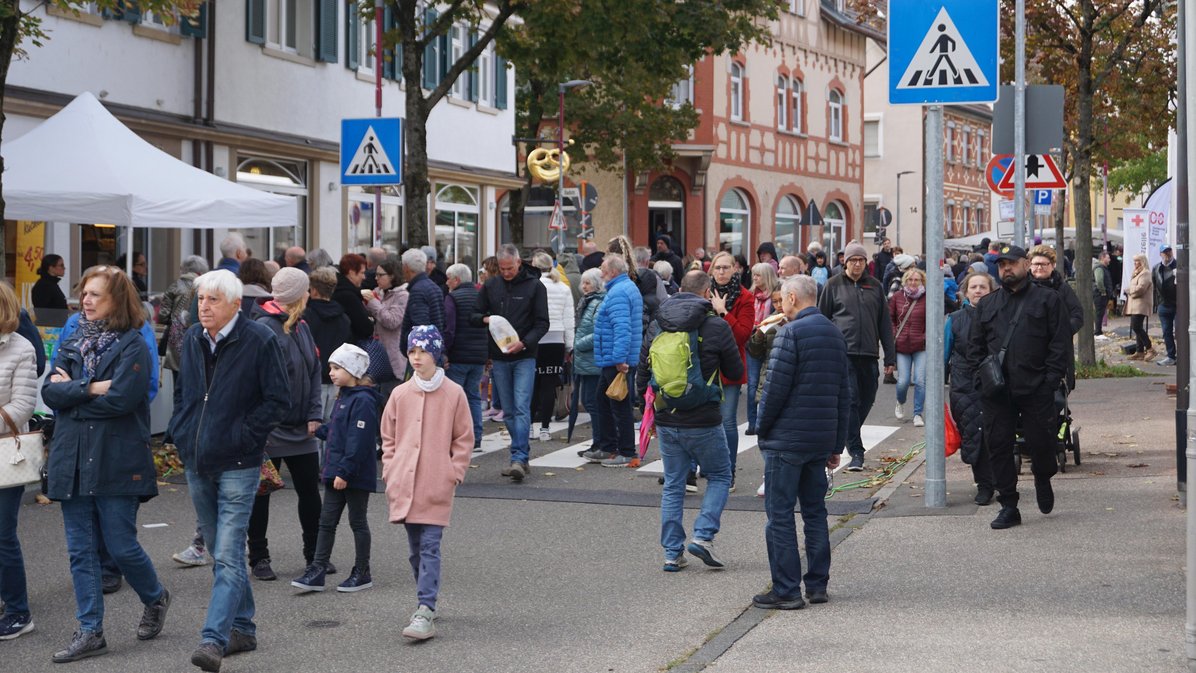 größere Menge von Menschen beim Besuch des Kirbemarktes
