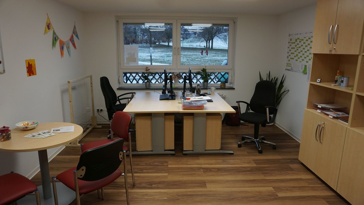 Blick ins Beratungszimmer des Familienbüros