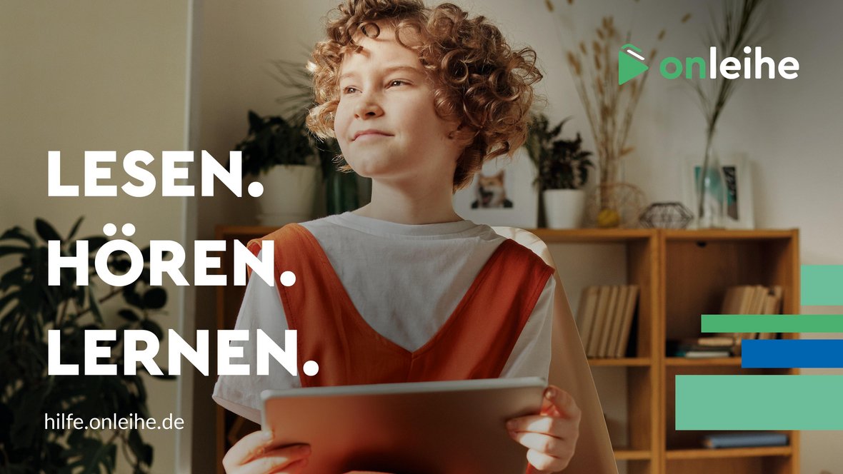 Hintergrund-Foto: Kind mit Tablet in einem Wohnzimmer sitzend schaut glücklich in die Ferne. Logo oben rechts: Onleihe. Text links: Lesen. Hören. Lernen. hilfe.onleihe.de