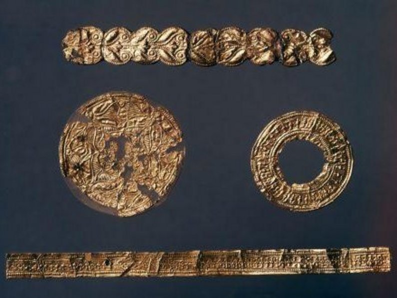 Goldplättchen und Goldblechstreifen