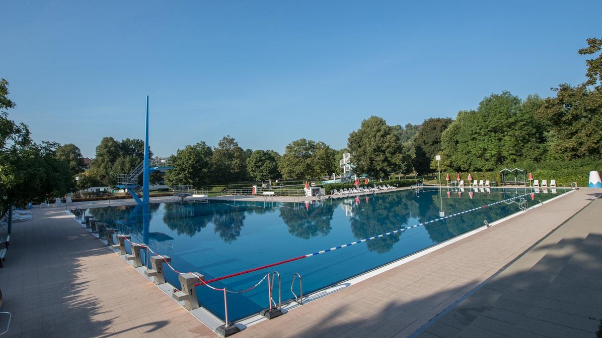 Becken im Freibad