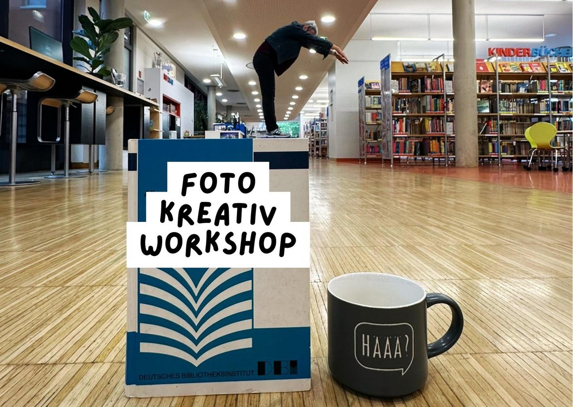 In der Bücherei aufgenommene Fotografie mit erzwungener Perspekive. Eine Frau ist will mit einem Kopfsprung von einem Buch in eine Kaffeetasse springen. Text: Foto-Kreativ-Workshop