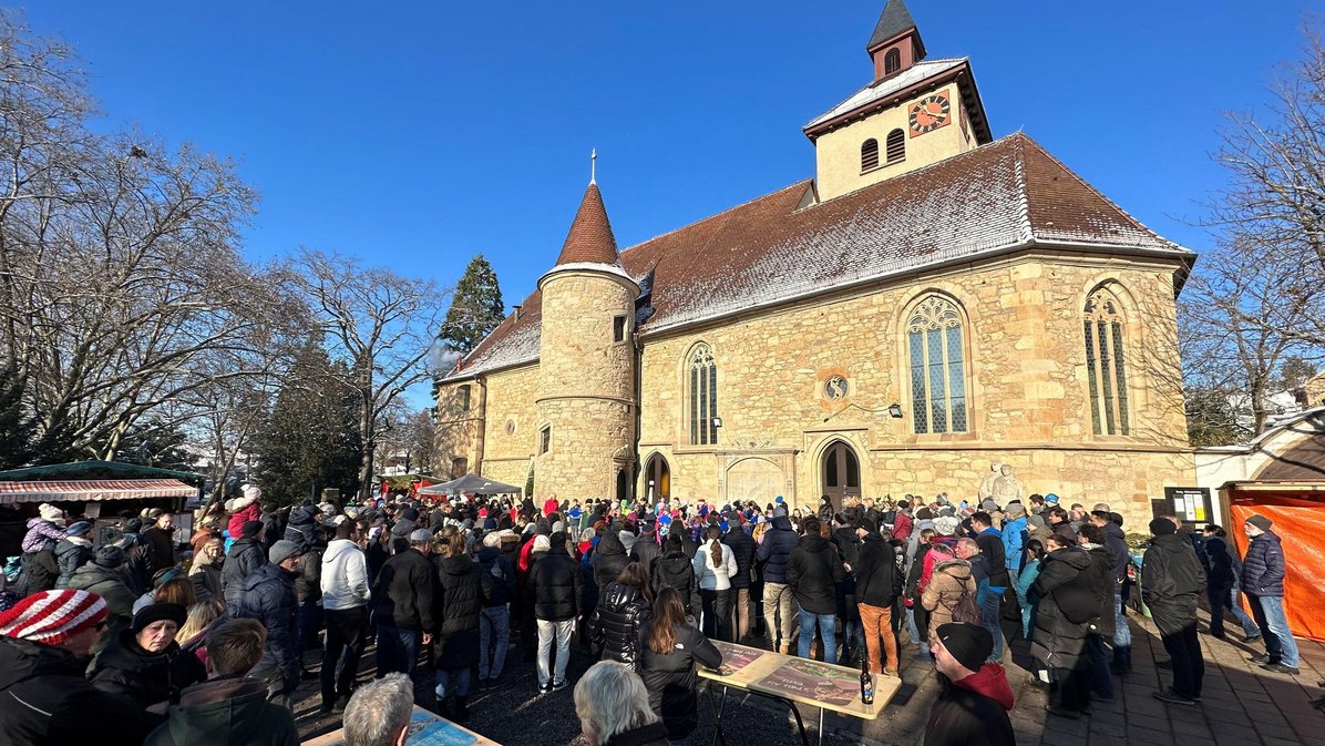 größere Gruppe Menschen beim Besuch des Weihnachtsmarktes