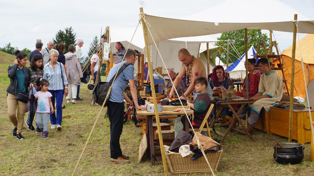 Seit dem großen Stadtjubiläum im Jahr 2019 kehren die Kelten alle zwei Jahre zurück nach Asperg. Am Fürstengrab Kleinaspergle und somit an historischer Stätte gibt der Verein für historisches Handwerk und lebendige Geschichte e.V. Einblicke in das Leben und den Alltag der Kelten. Besucherinnen und Besucher können damit alle zwei Jahre nicht nur einen Einblick in das Alltagsleben gewinnen, auch historische Gegenstände und Berufe werden anschaulich in der heutigen Zeit präsentiert. Geschossen wird mit Pfeil und Bogen sowie angelegter keltischer Kriegsbemalung. Auch zahlreiche Ausstellungsgegenstände können bestaunt werden. Geschlafen wird in Zelten und gekocht auf offenem Feuer. Modeschauen und Waffenvorstellungen mit Schaukämpfen sind ebenfalls Bestandteil des historischen keltischen Lagerlebens. Ein Besuch lohnt sich immer. Die Termine für das nächste keltische Lagerleben werden immer rechtzeitig in der örtlichen Presse, den Asperger Nachrichten (Amtsblatt), auf der städtischen Homepage sowie auf dem Instagram- und Facebook-Kanal der Stadt Asperg bekannt gemacht.