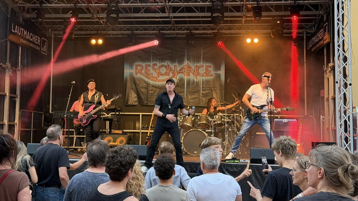 Band auf einer Bühne macht Musik