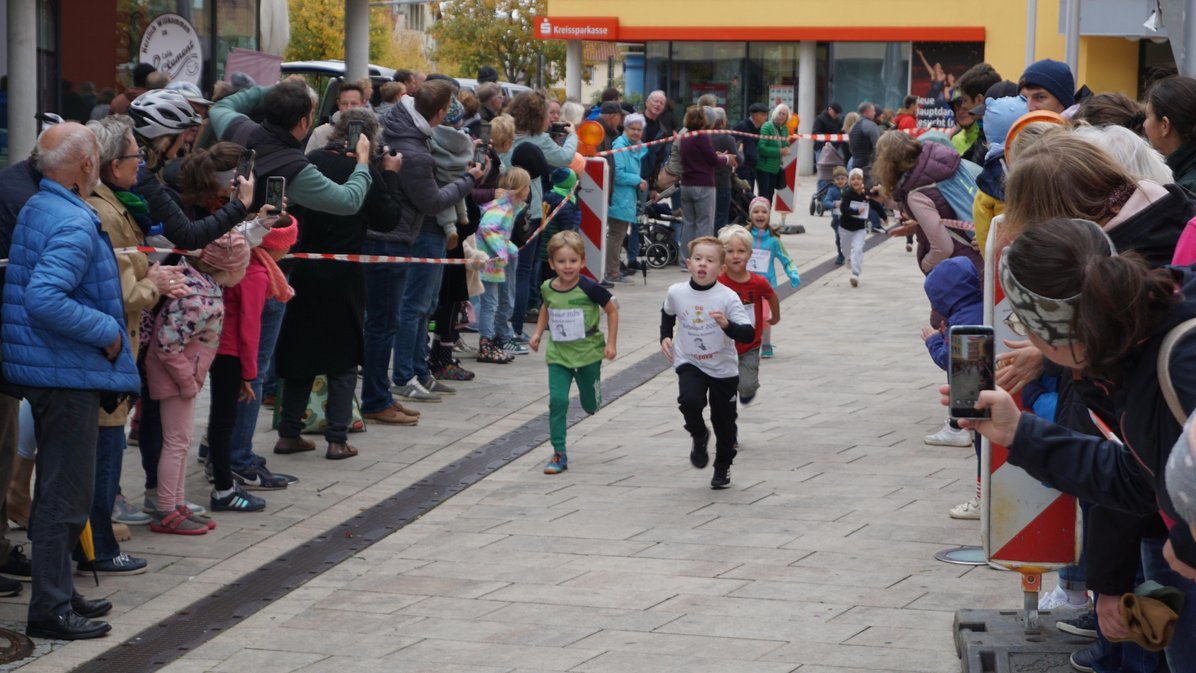 kleine kinder beim Laufen