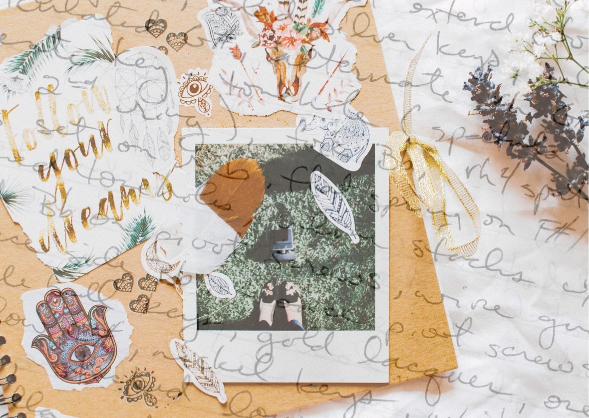 Symbolbild im Scrapbook-Style mit verschiedenen Schrift-, Foto- und Grafikschnipseln
