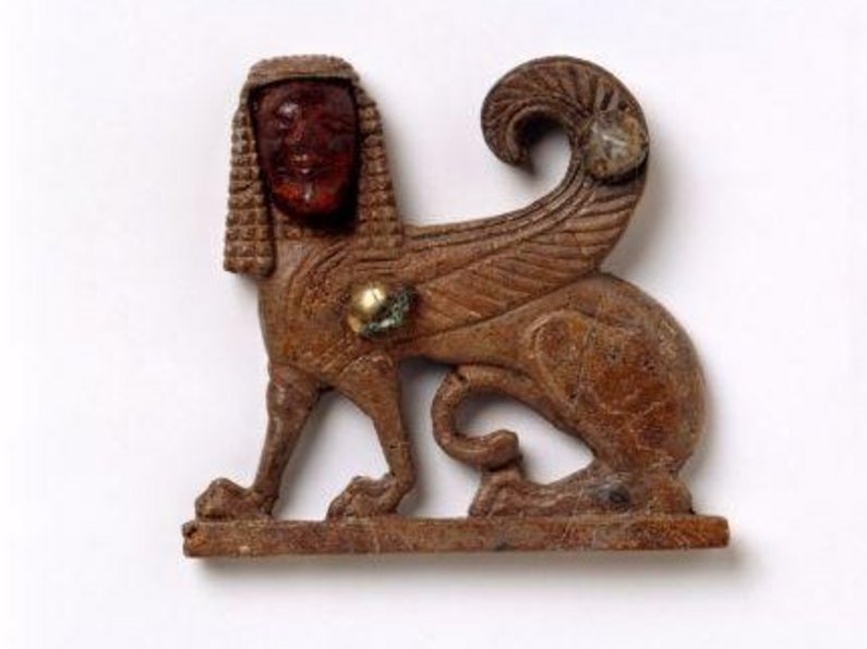 Sphinge mit aufgesetztem Bernsteingesicht